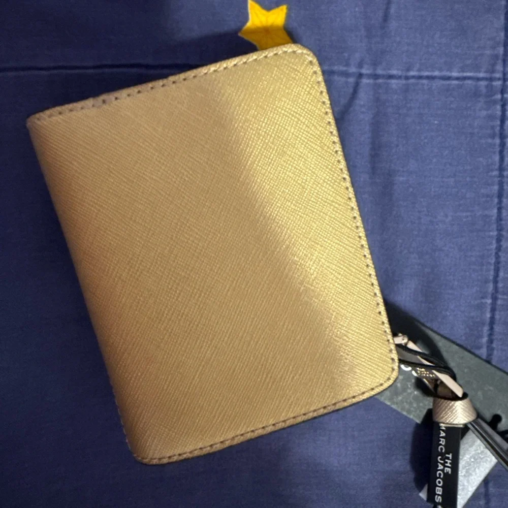 Marc Jacobs Silver & Gold Mini 'The Snapshot' Compact Wallet NWT - Picture 6 of 6